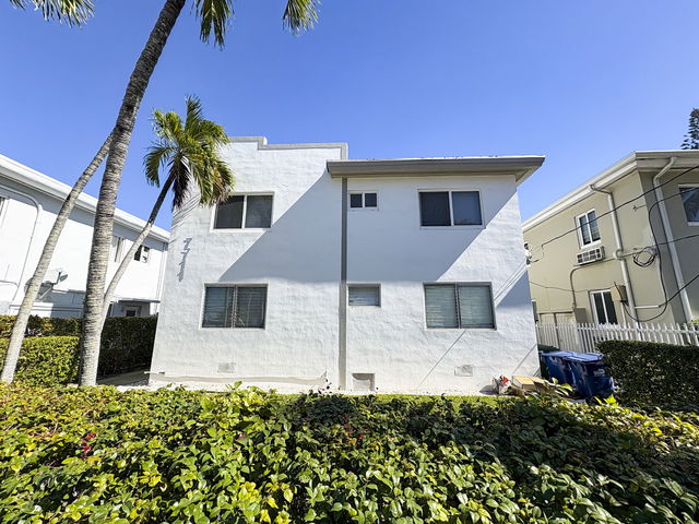 Dickens Ave Condo photo 2